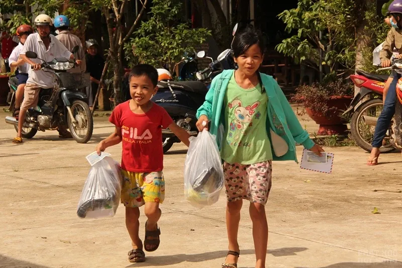 Đạo tràng Trúc Lâm Đông Quang tiếp sức học sinh đến trường 8 Đạo tràng Trúc Lâm Đông Quang tiếp sức học sinh đến trường image-1732288230441