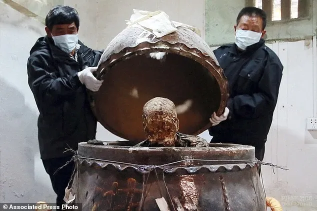 Dát vàng thi hài vị cao tăng được phong “Phật sống” image-1732290918255
