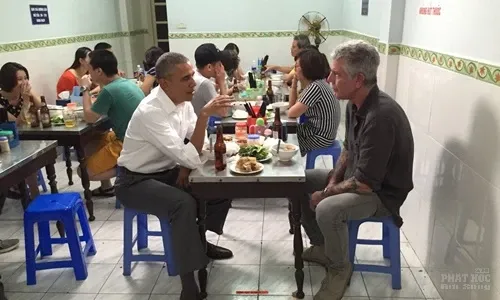 Tổng thống Mỹ Barack Obama ngồi ăn bún chả cùng đầu bếp Anthony Bourdain ở Hà Nội năm 2016 Đầu bếp Anthony Bourdain từng ăn bún chả cùng Obama tại Hà Nội tự tử ở tuổi 61 image-1731942129329