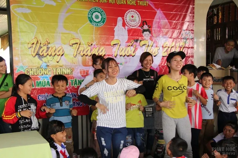 Định Quán: Ngày hội 'Vầng trăng tuổi thơ' tại Chùa Kiên Sơn 8 Định Quán: Ngày hội 'Vầng trăng tuổi thơ' tại Chùa Kiên Sơn image-1731940977810