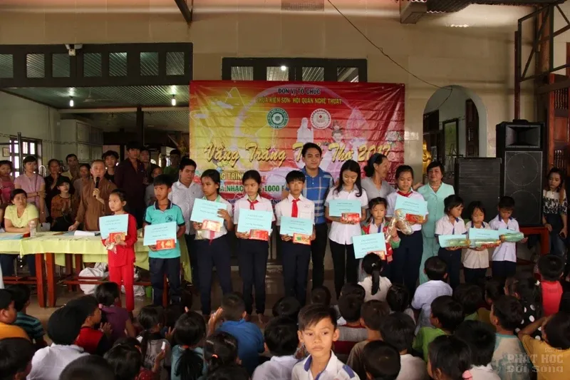 Định Quán: Ngày hội 'Vầng trăng tuổi thơ' tại Chùa Kiên Sơn 19 Định Quán: Ngày hội 'Vầng trăng tuổi thơ' tại Chùa Kiên Sơn image-1731940988432