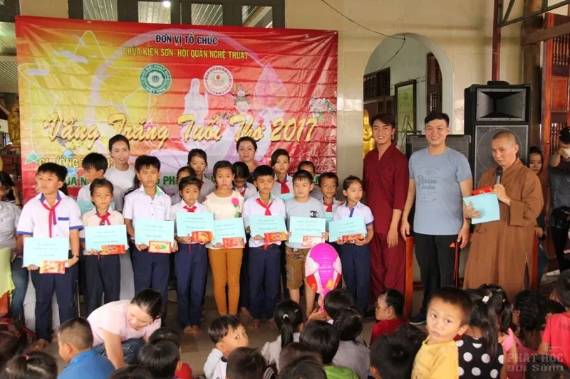 Định Quán: Ngày hội 'Vầng trăng tuổi thơ' tại Chùa Kiên Sơn 21 Định Quán: Ngày hội 'Vầng trăng tuổi thơ' tại Chùa Kiên Sơn image-1731940990292