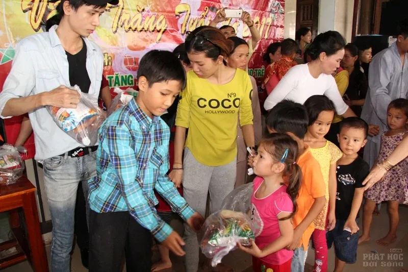 Định Quán: Ngày hội 'Vầng trăng tuổi thơ' tại Chùa Kiên Sơn 24 Định Quán: Ngày hội 'Vầng trăng tuổi thơ' tại Chùa Kiên Sơn image-1731940993146