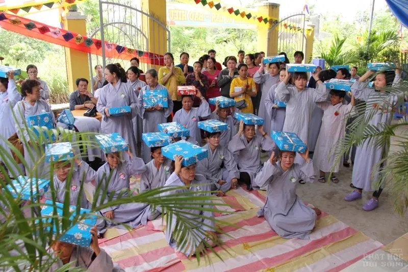 Định Quán: Chùa Phổ Từ mừng lễ bông hồng cài áo image-1732288171294