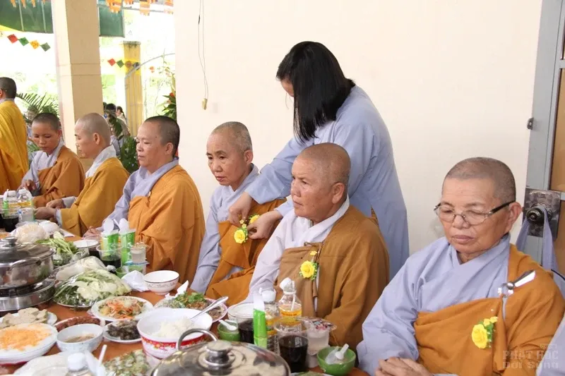 Định Quán: Chùa Phổ Từ mừng lễ bông hồng cài áo Định Quán: Chùa Phổ Từ mừng lễ bông hồng cài áo image-1732288174412