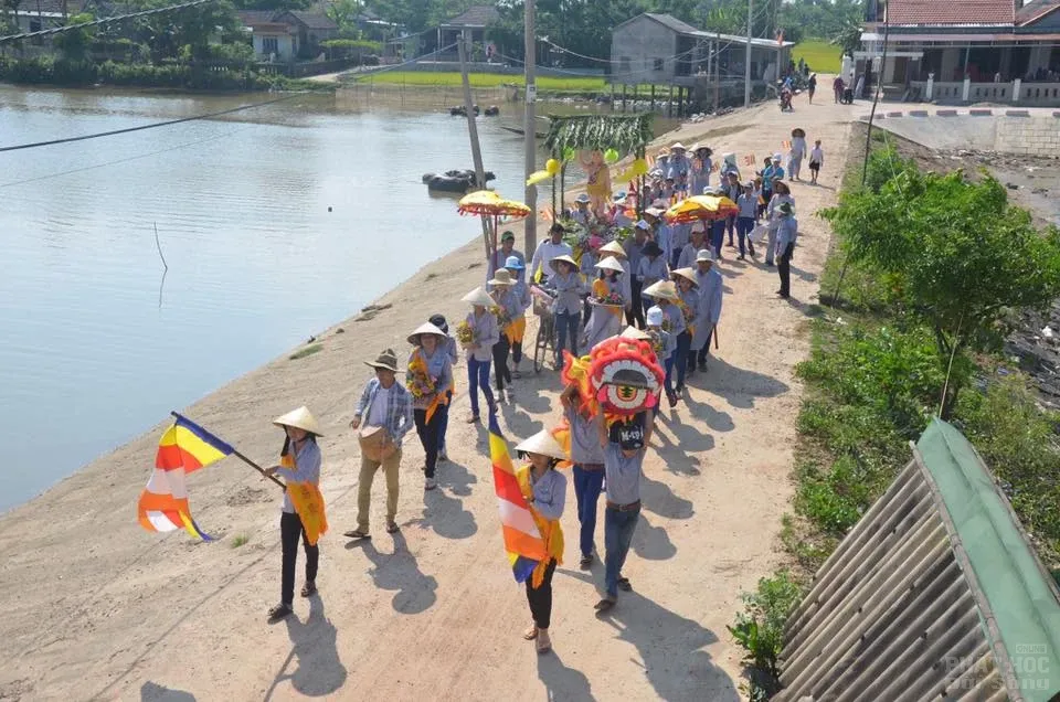 Đoàn áo lam rước Phật đản vào làng Xuân Thành image-1731746789240