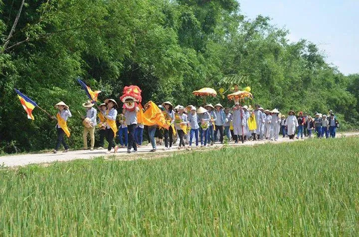 Đoàn áo lam rước Phật đản vào làng Xuân Thành Đoàn áo lam rước Phật đản vào làng Xuân Thành image-1731746790842