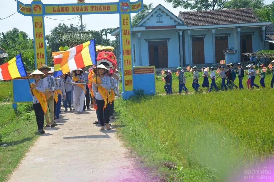 Đoàn áo lam rước Phật đản vào làng Xuân Thành 1 Đoàn áo lam rước Phật đản vào làng Xuân Thành image-1731746791459