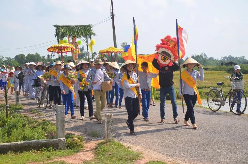 Đoàn áo lam rước Phật đản vào làng Xuân Thành 2 Đoàn áo lam rước Phật đản vào làng Xuân Thành image-1731746792301