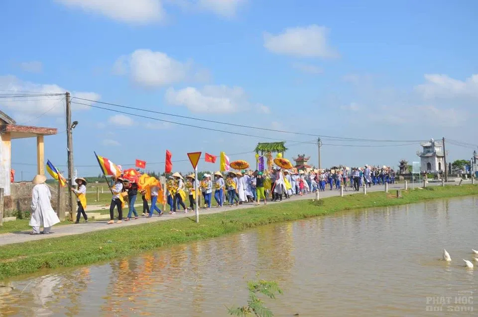 Đoàn áo lam rước Phật đản vào làng Xuân Thành Đoàn áo lam rước Phật đản vào làng Xuân Thành image-1731746793928