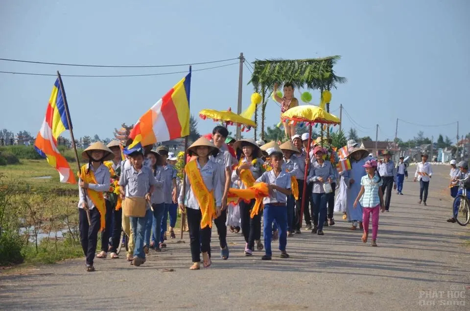 Đoàn áo lam rước Phật đản vào làng Xuân Thành 6 Đoàn áo lam rước Phật đản vào làng Xuân Thành image-1731746797371