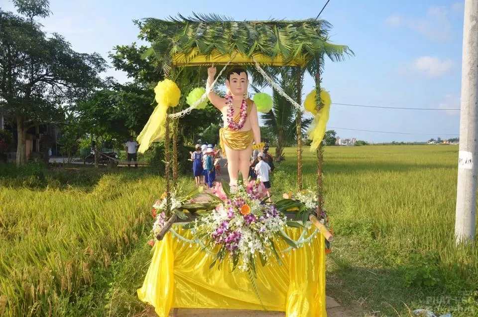 Đoàn áo lam rước Phật đản vào làng Xuân Thành 7 Đoàn áo lam rước Phật đản vào làng Xuân Thành image-1731746798138