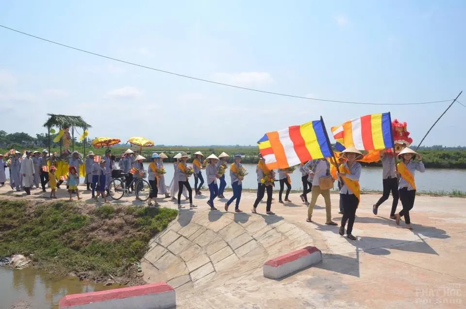 Đoàn áo lam rước Phật đản vào làng Xuân Thành 8 Đoàn áo lam rước Phật đản vào làng Xuân Thành image-1731746799038