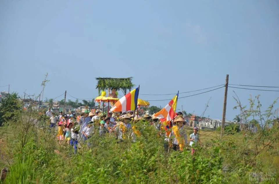 Đoàn áo lam rước Phật đản vào làng Xuân Thành Đoàn áo lam rước Phật đản vào làng Xuân Thành image-1731746800673