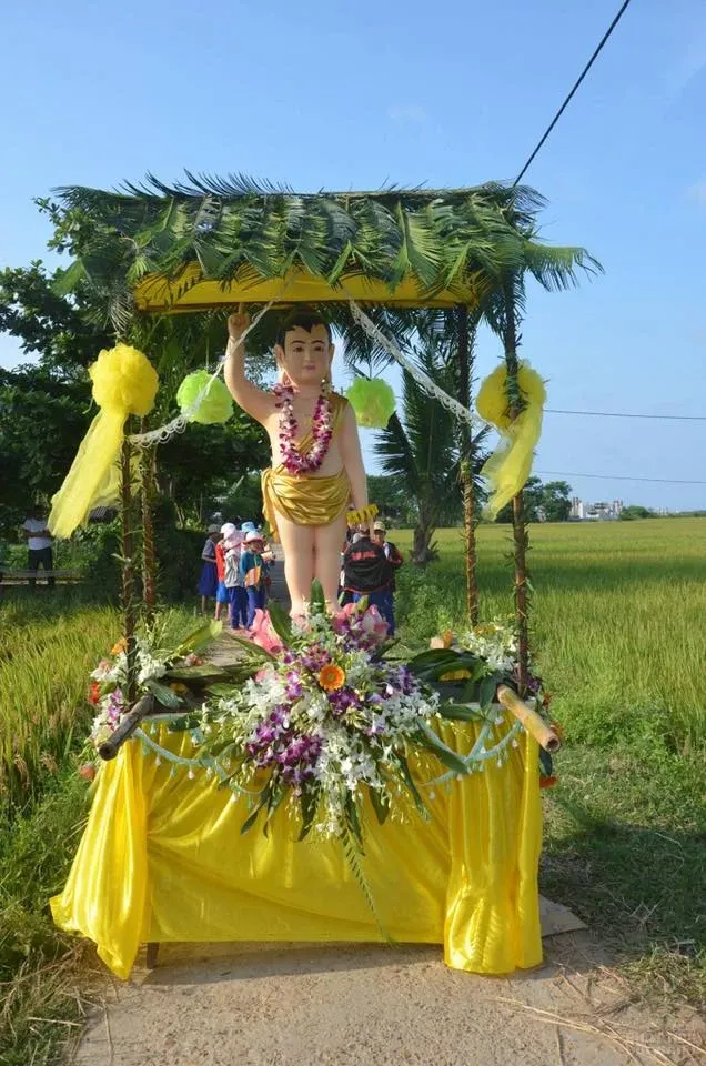 Đoàn áo lam rước Phật đản vào làng Xuân Thành image-1731746802235