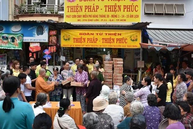 Đoàn Thiện Pháp - Thiện Phúc tặng quà tết cho người tật nguyền, bán vé số, lang thang Đoàn từ thiện Thiện Pháp - Thiện Phúc tặng quà tết cho người tật nguyền, bán vé số, lang thang image-1731931715853