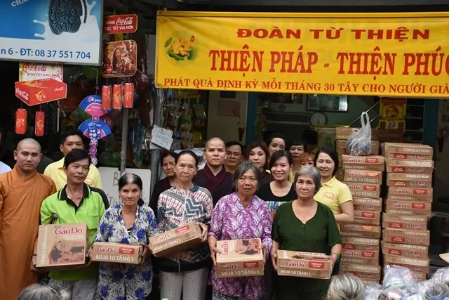 Đoàn từ thiện Thiện Pháp - Thiện Phúc tặng quà tết cho người tật nguyền, bán vé số, lang thang image-1731931716576