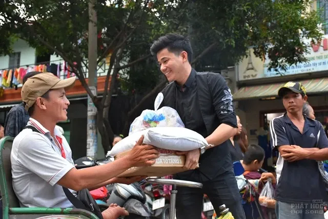 Đoàn từ thiện Thiện Pháp - Thiện Phúc tặng quà tết cho người tật nguyền, bán vé số, lang thang image-1731931717375