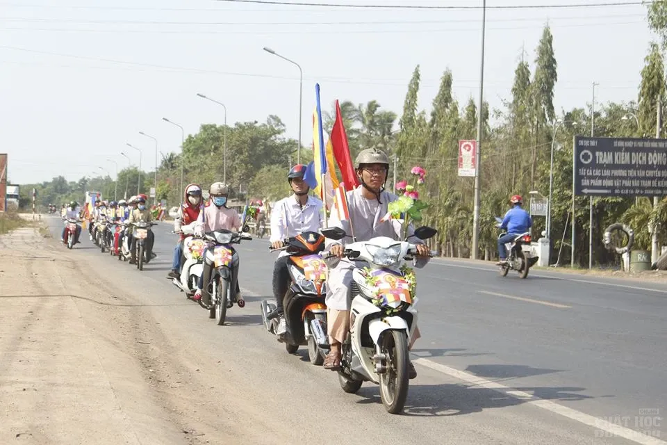 Đoàn xe máy diễu hành reo mừng Phật đản 3 Đoàn xe máy diễu hành reo mừng Phật đản image-1731746809895