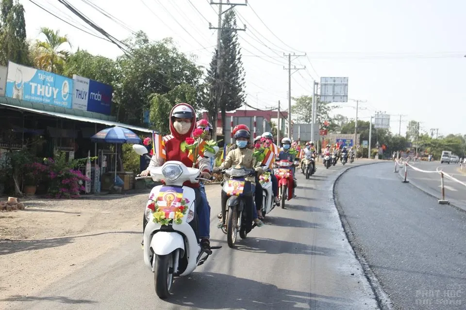 Đoàn xe máy diễu hành reo mừng Phật đản image-1731746811561
