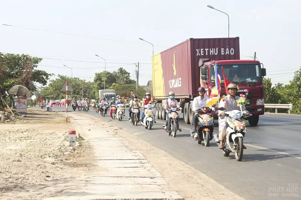 Đoàn xe máy diễu hành reo mừng Phật đản Đoàn xe máy diễu hành reo mừng Phật đản image-1731746813276