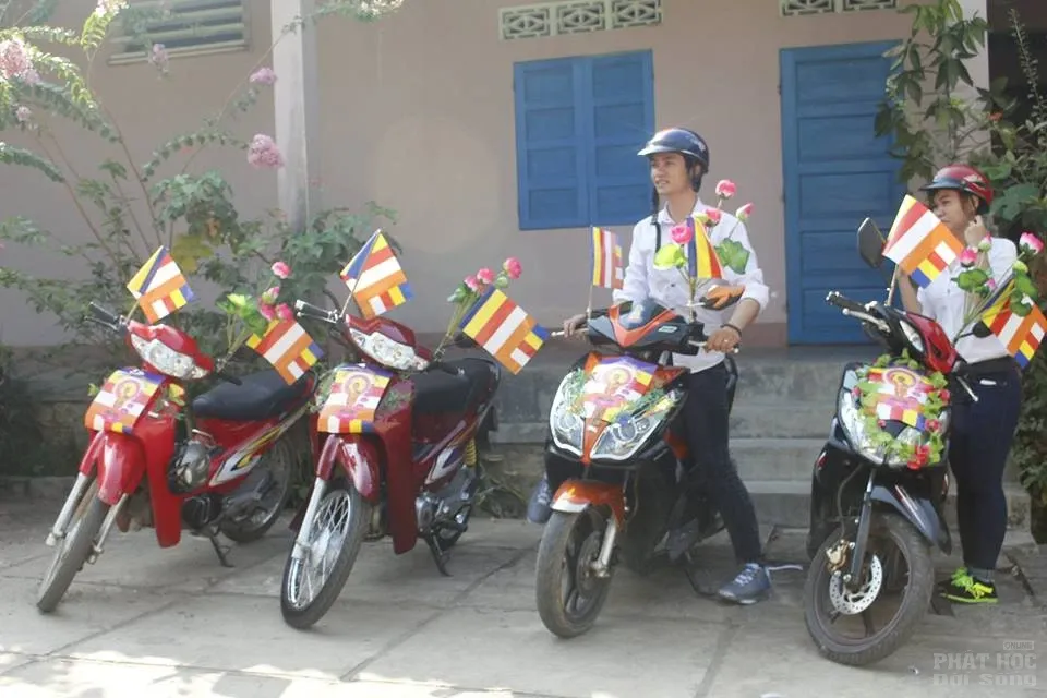 Đoàn xe máy diễu hành reo mừng Phật đản Đoàn xe máy diễu hành reo mừng Phật đản image-1731746815016