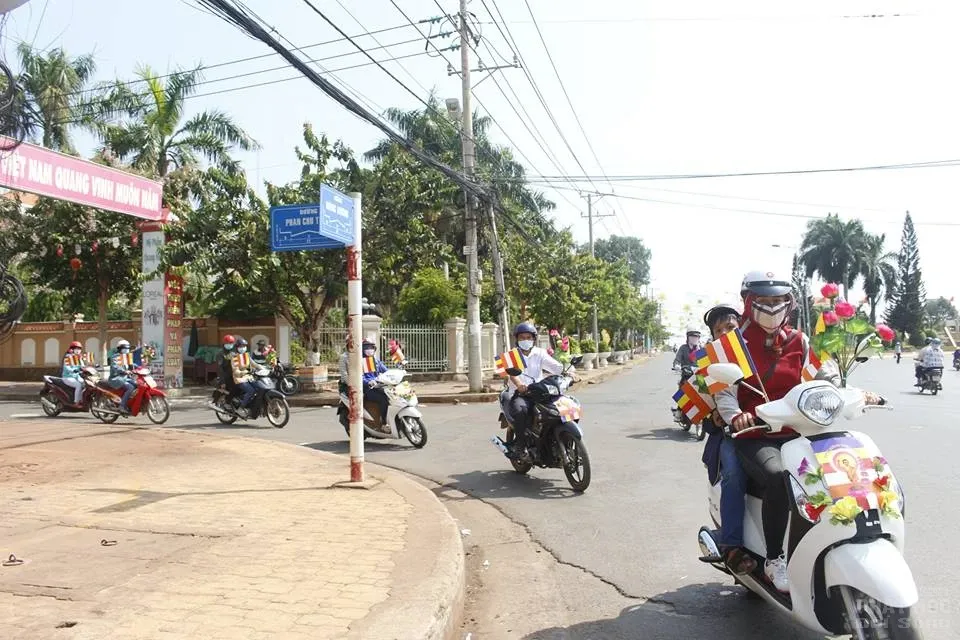 Đoàn xe máy diễu hành reo mừng Phật đản Đoàn xe máy diễu hành reo mừng Phật đản image-1731746820680