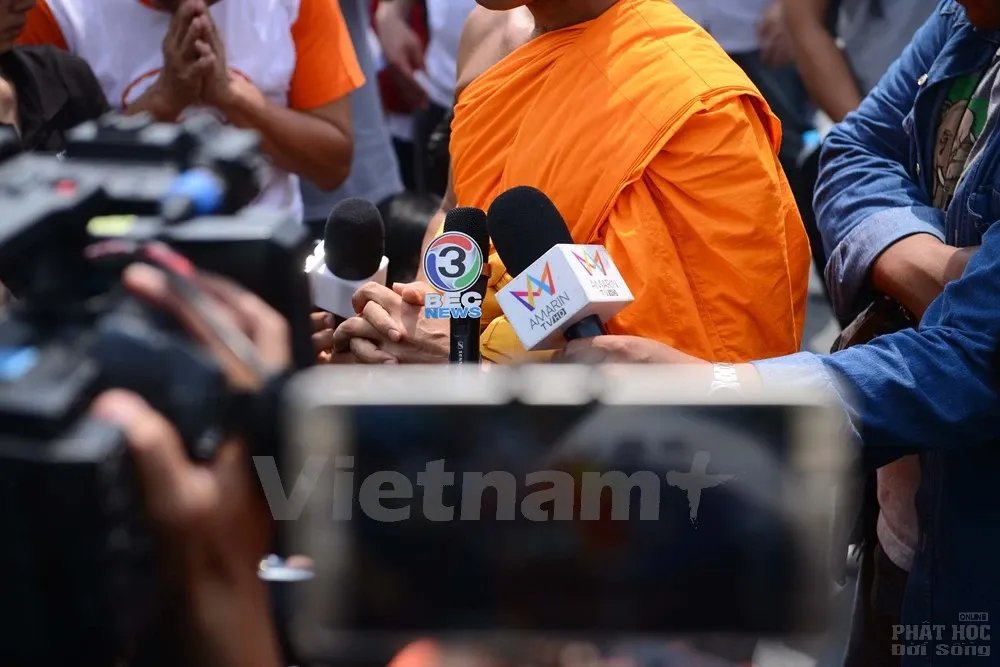 Đối đầu biểu tình nhưng chính quyền Thái Lan vẫn quỳ gối trước các nhà sư image-1731932049093