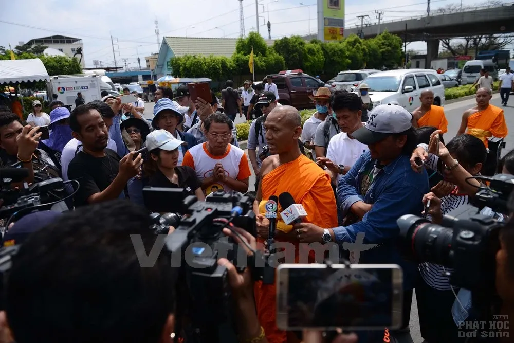 Đối đầu biểu tình nhưng chính quyền Thái Lan vẫn quỳ gối trước các nhà sư image-1731932050006