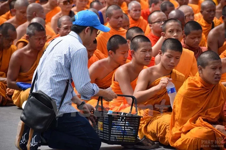 Đối đầu biểu tình nhưng chính quyền Thái Lan vẫn quỳ gối trước các nhà sư image-1731932050907