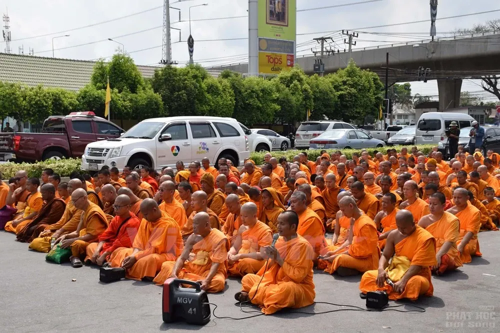 Đối đầu biểu tình nhưng chính quyền Thái Lan vẫn quỳ gối trước các nhà sư image-1731932053685