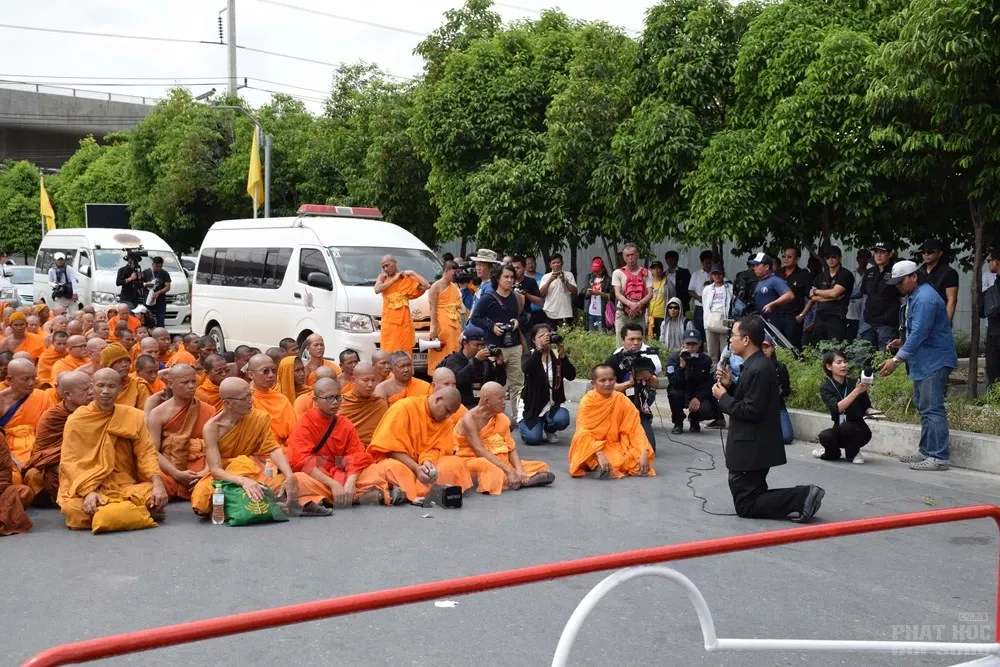 Đối đầu biểu tình nhưng chính quyền Thái Lan vẫn quỳ gối trước các nhà sư image-1731932054865