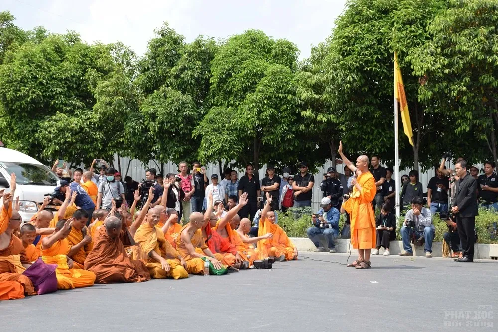 Đối đầu biểu tình nhưng chính quyền Thái Lan vẫn quỳ gối trước các nhà sư image-1731932055836