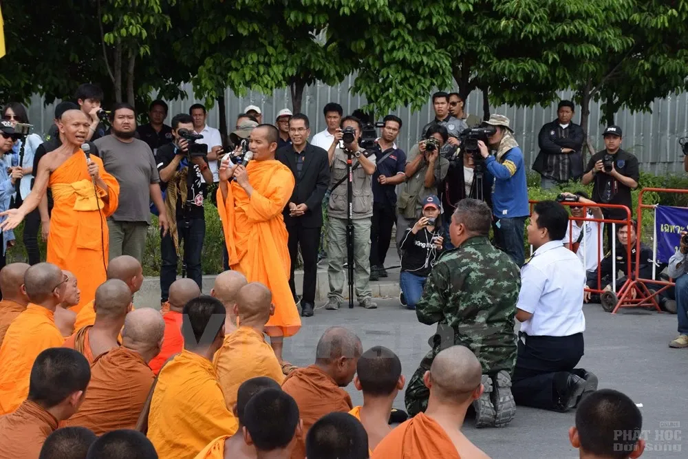 Đối đầu biểu tình nhưng chính quyền Thái Lan vẫn quỳ gối trước các nhà sư image-1731932056744