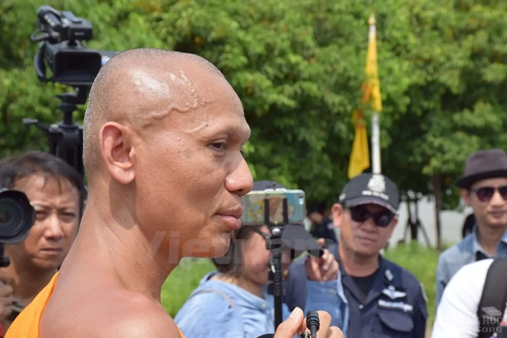 Đối đầu biểu tình nhưng chính quyền Thái Lan vẫn quỳ gối trước các nhà sư image-1731932058567