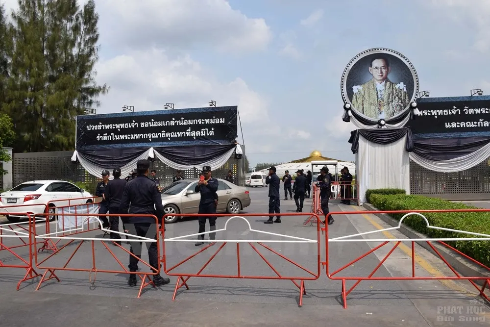 Đối đầu biểu tình nhưng chính quyền Thái Lan vẫn quỳ gối trước các nhà sư image-1731932059524