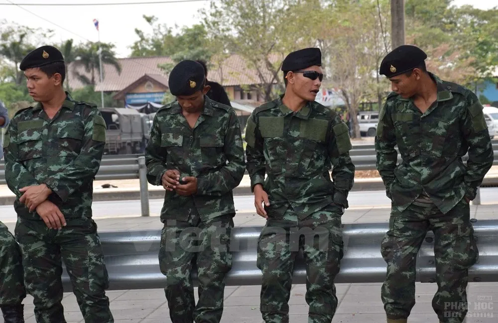 Đối đầu biểu tình nhưng chính quyền Thái Lan vẫn quỳ gối trước các nhà sư image-1731932061462