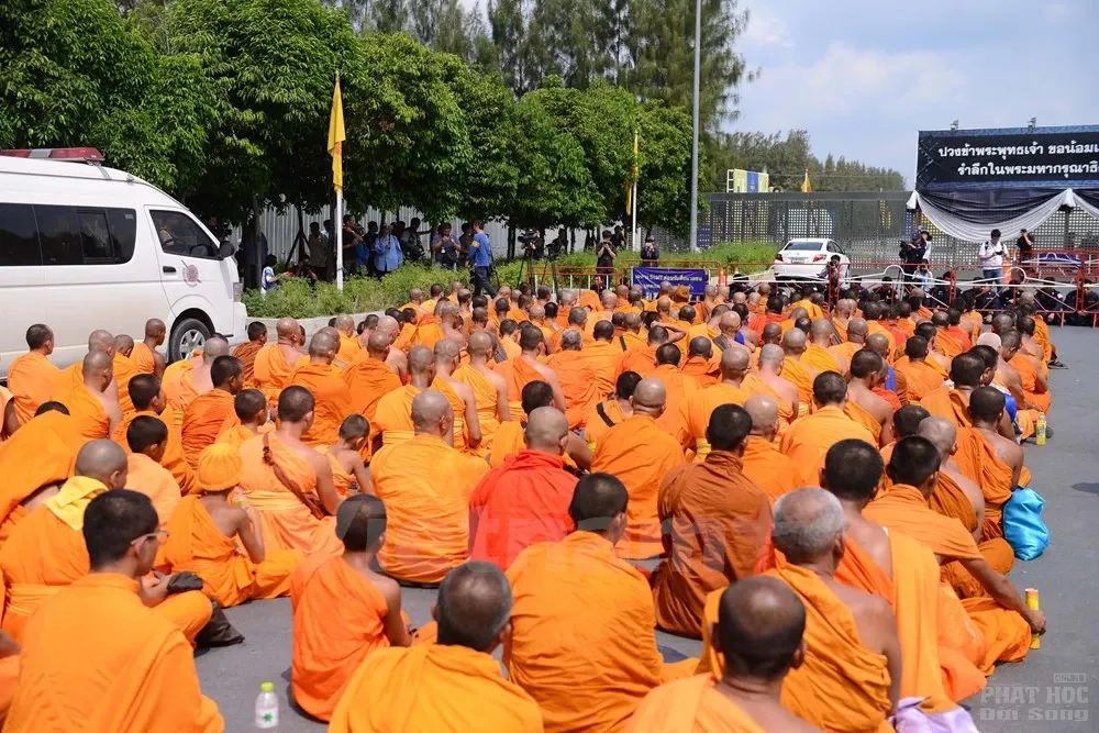 Đối đầu biểu tình nhưng chính quyền Thái Lan vẫn quỳ gối trước các nhà sư image-1731932062492