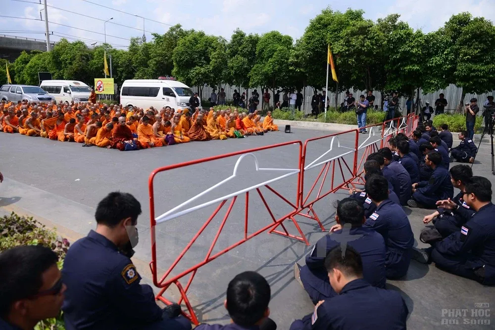 Đối đầu biểu tình nhưng chính quyền Thái Lan vẫn quỳ gối trước các nhà sư image-1731932063419