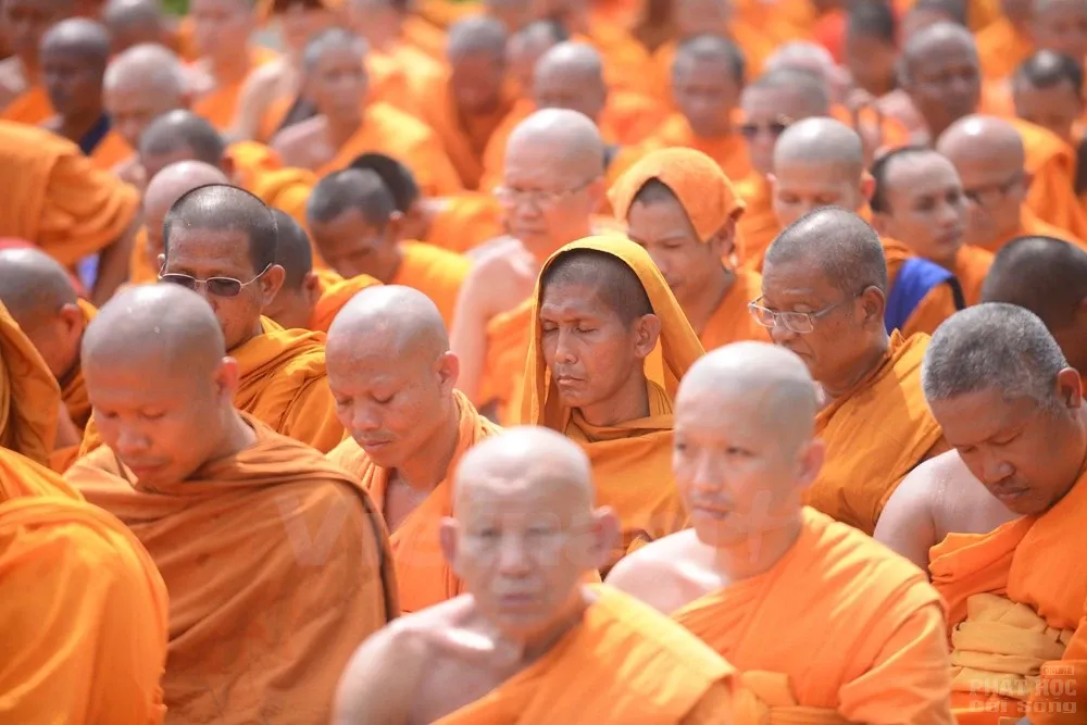 Đối đầu biểu tình nhưng chính quyền Thái Lan vẫn quỳ gối trước các nhà sư image-1731932064301