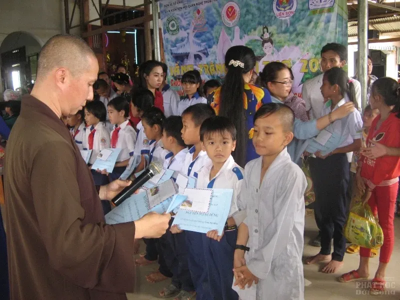Đồng Nai: Chùa Kiên Sơn mừng ngày hội “Vầng trăng tuổi thơ” 12 Đồng Nai: Chùa Kiên Sơn mừng ngày hội “Vầng trăng tuổi thơ” image-1731919326683