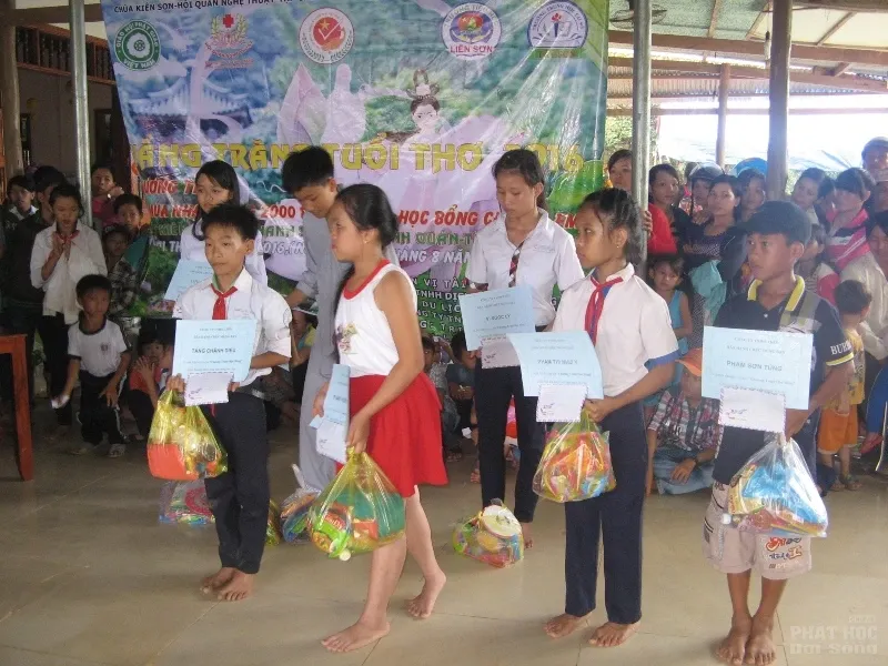 Đồng Nai: Chùa Kiên Sơn mừng ngày hội “Vầng trăng tuổi thơ” 14 Đồng Nai: Chùa Kiên Sơn mừng ngày hội “Vầng trăng tuổi thơ” image-1731919328483