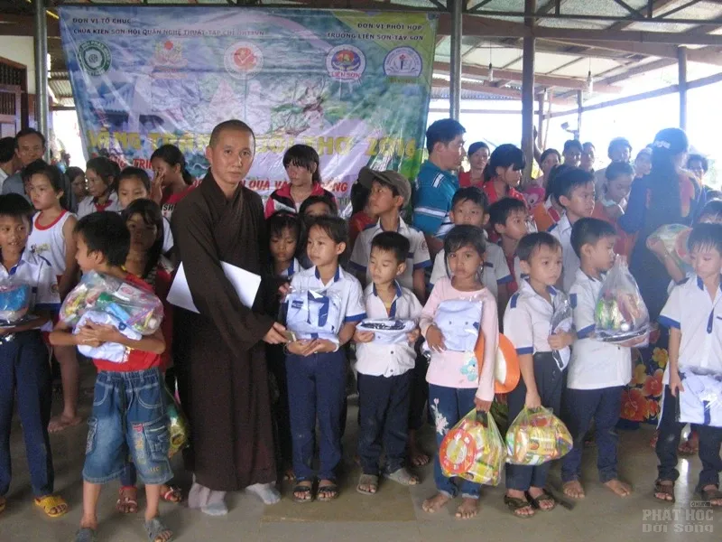 Đồng Nai: Chùa Kiên Sơn mừng ngày hội “Vầng trăng tuổi thơ” 15 Đồng Nai: Chùa Kiên Sơn mừng ngày hội “Vầng trăng tuổi thơ” image-1731919329370
