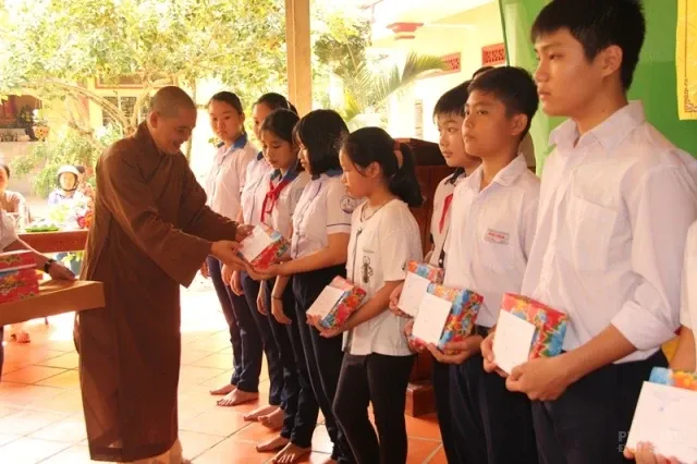 Đồng Nai: Chùa Linh Quang trao 150 suất học bỗng cho học sinh hiếu học image-1732288262322