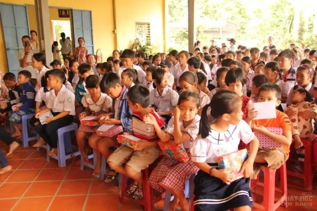 Đồng Nai: Chùa Linh Quang trao 150 suất học bỗng cho học sinh hiếu học image-1732288265946