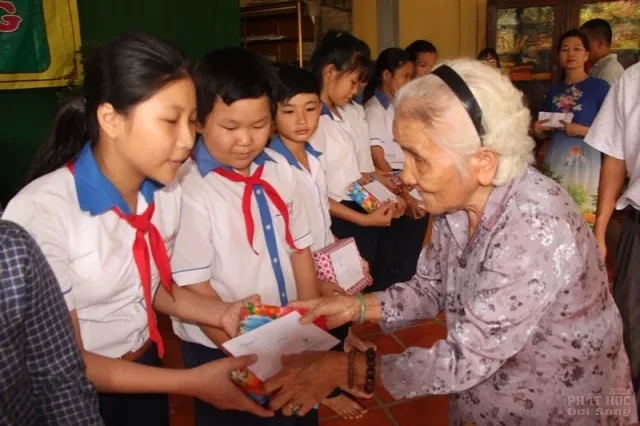 Đồng Nai: Chùa Linh Quang trao 150 suất học bỗng cho học sinh hiếu học image-1732288267488