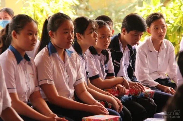 Đồng Nai: Chùa Linh Quang trao 150 suất học bỗng cho học sinh hiếu học image-1732288273211