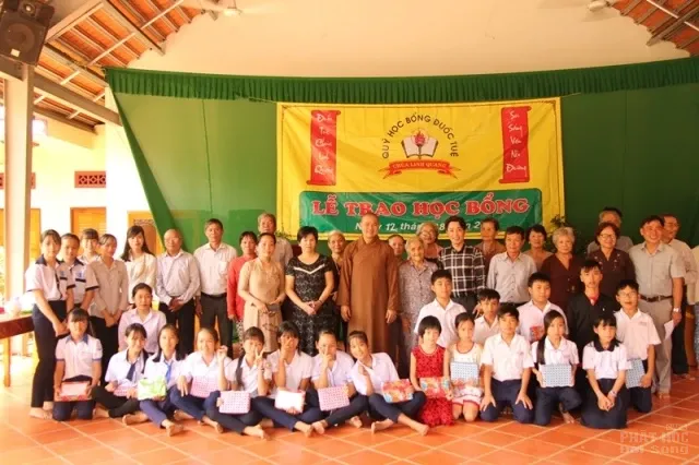 Đồng Nai: Chùa Linh Quang trao 150 suất học bỗng cho học sinh hiếu học image-1732288274052