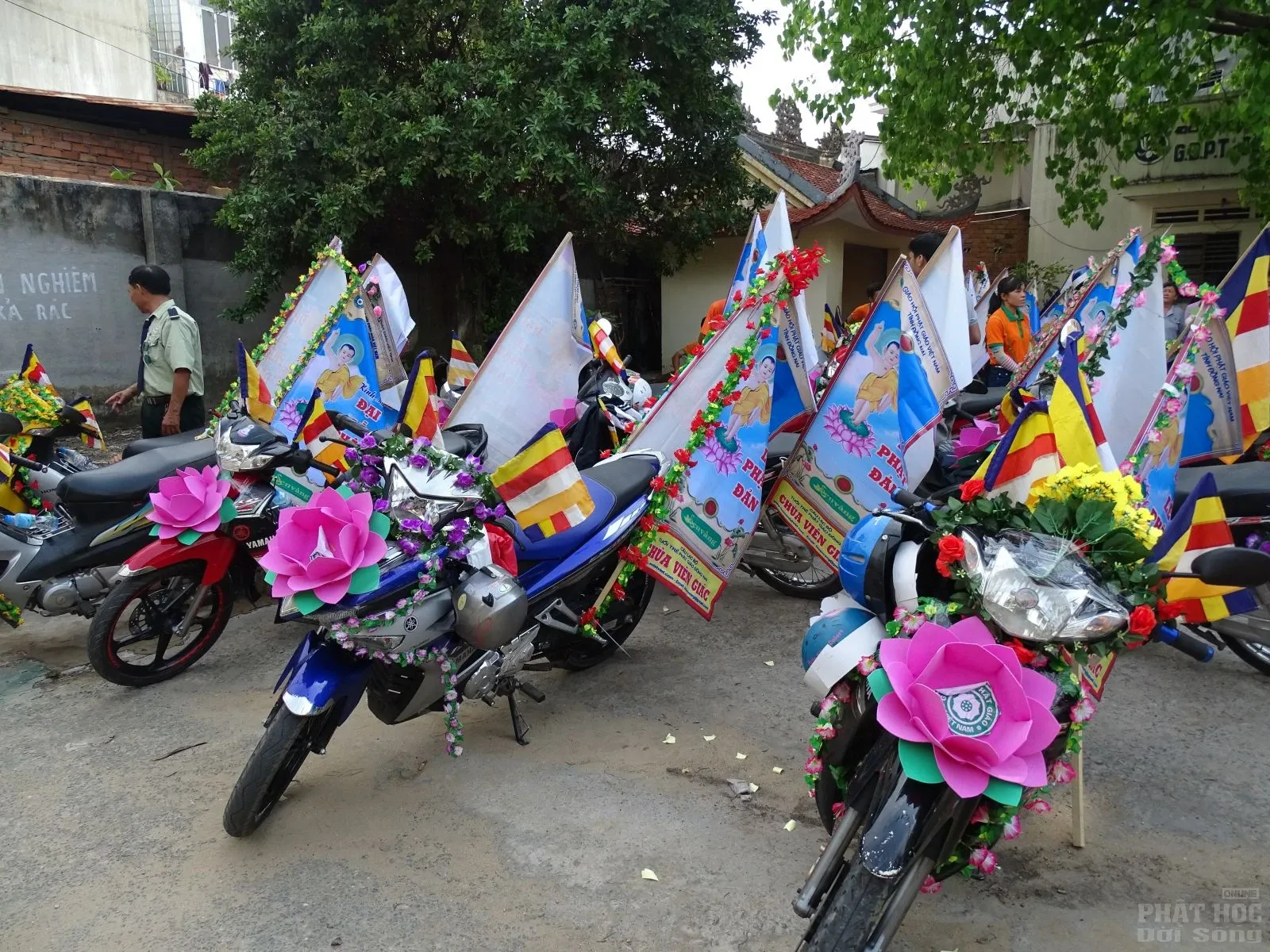 Đồng Nai: Tưng bừng diễu hành xe hoa mừng Phật đản PL: 2560 11 Đồng Nai: Tưng bừng diễu hành xe hoa mừng Phật đản PL: 2560 image-1731746999149