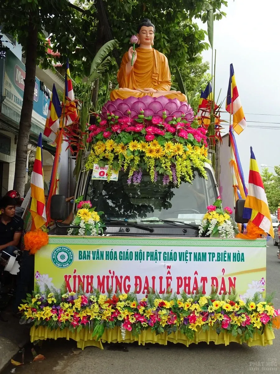 Đồng Nai: Tưng bừng diễu hành xe hoa mừng Phật đản PL: 2560 14 Đồng Nai: Tưng bừng diễu hành xe hoa mừng Phật đản PL: 2560 image-1731747007025